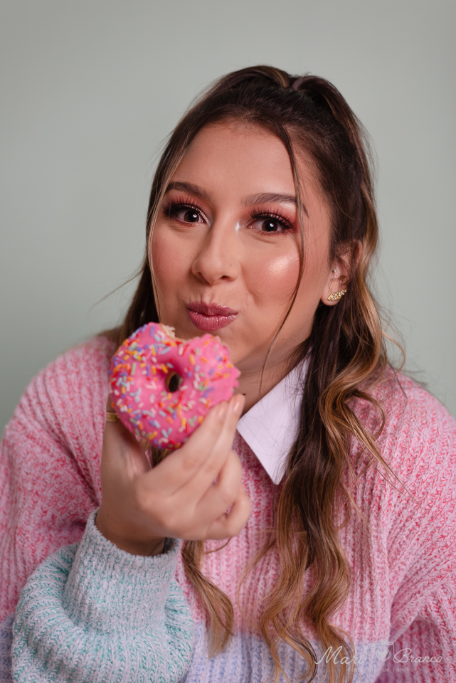 Ensaio de aniversário adulto em estúdio 27 anos  com donuts