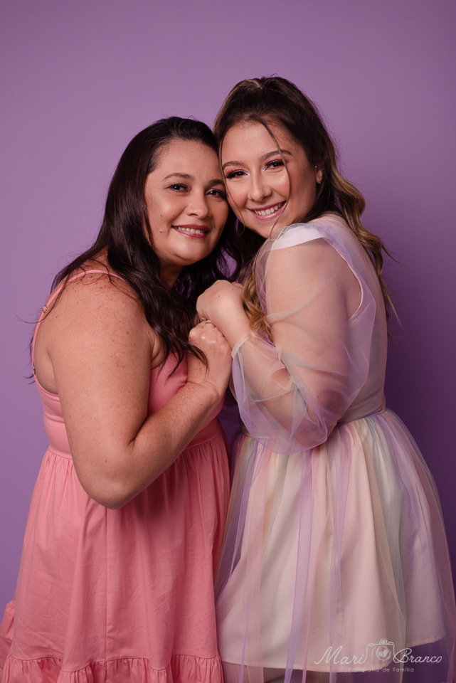 Ensaio de aniversário adulto em estúdio 27 anos mae e filha