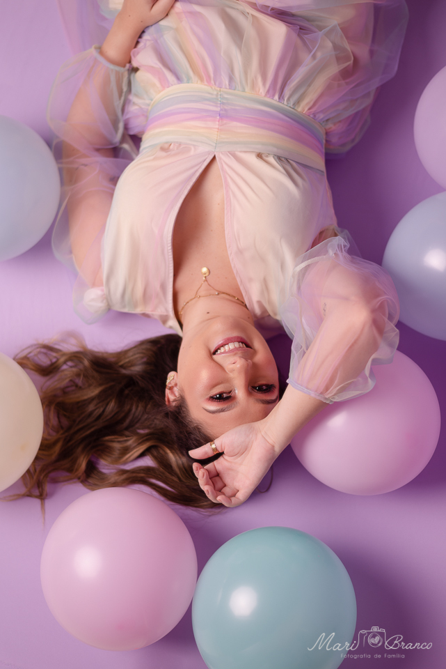 Ensaio de aniversário adulto em estúdio 27 anos com bolas paleta pastel