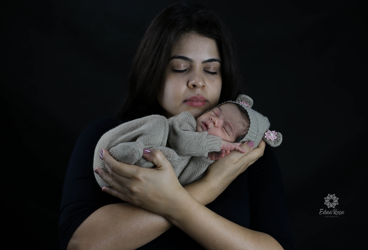 mamae e bebe durante ensaio newborn realizado em sao bernardo do campo