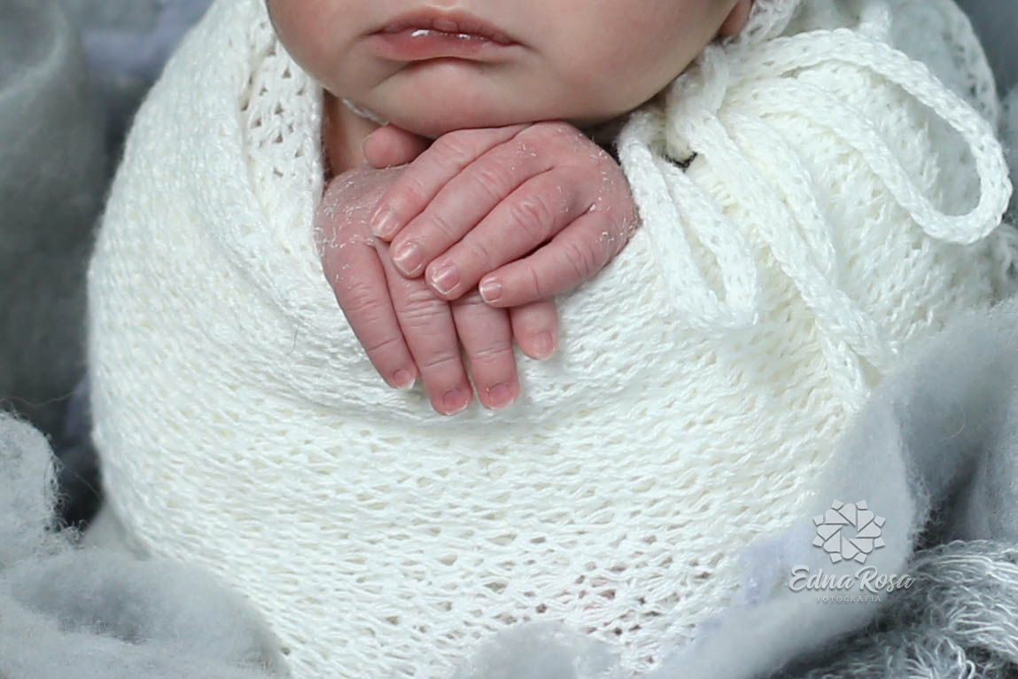 foto de maozinha de bebe na pose do sapinho ensaio newborn sao bernardo do campo