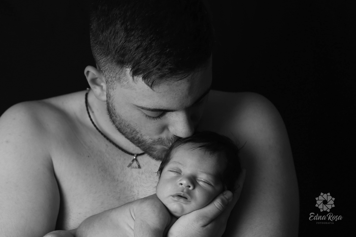 foto de pai e filho recem nascido durante ensaio newborn em sao bernardo do campo