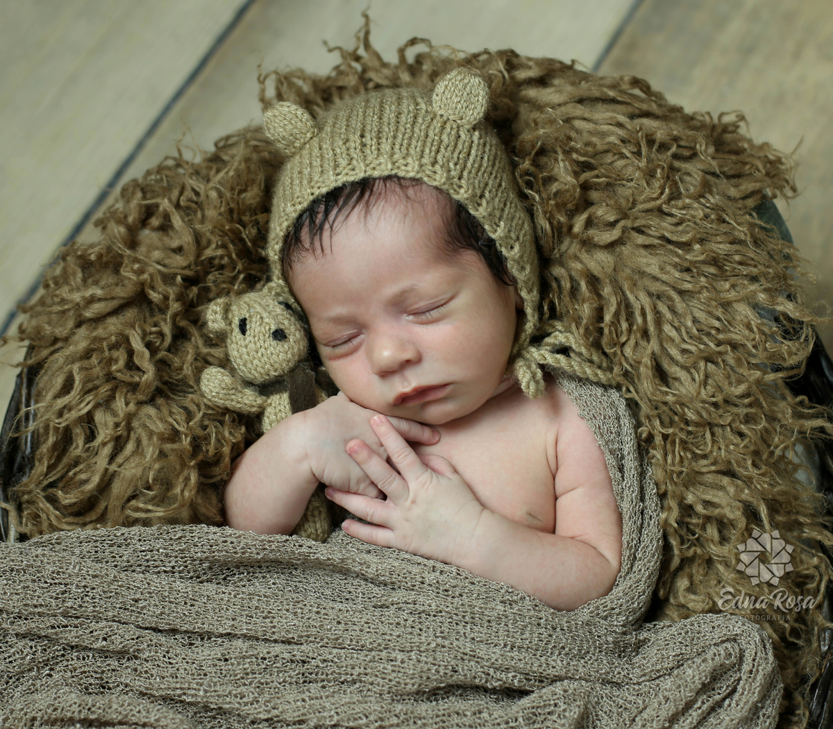 bebe dormindo abraçado com ursinho durante ensaio newborn em sao bernardo do campo