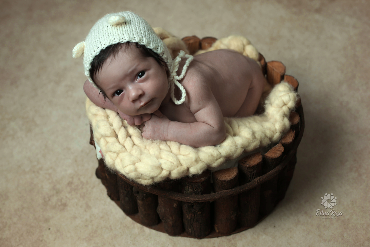 bebe com toquinha de orelhinhas e manta amarela durante ensaio newborn em sao bernardo do campo