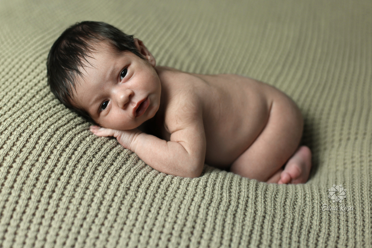 bebe durante ensaio newborn com olhinhos abertos 