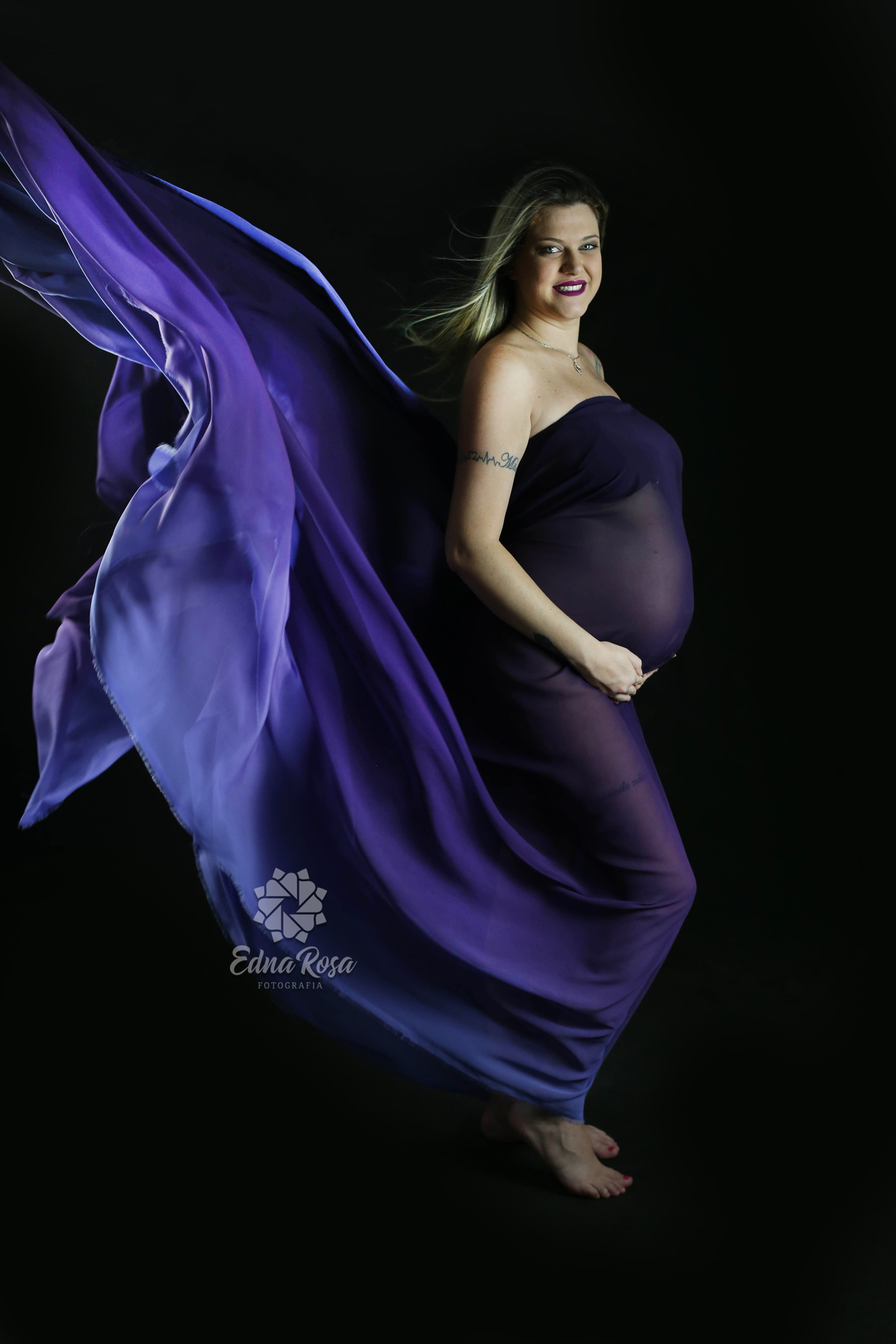 foto de gravida 29 semanas com tecido roxo durante ensaio de gestacao em sao bernardo do campo