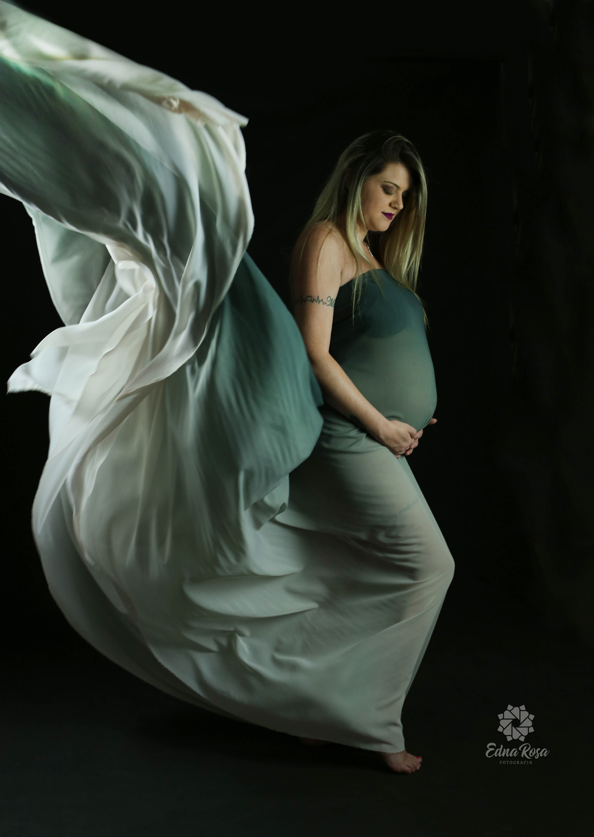 gestante de 29 semanas segurando a barriga durante ensaio realizado em sao bernardo do campo