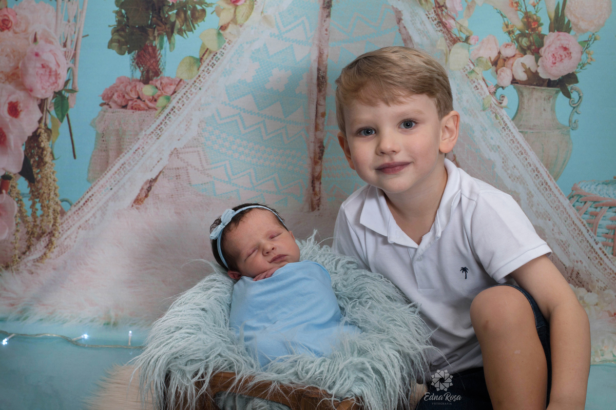 bebe em ensaio newborn ao lado do irmao mais velho em sao bernardo do campo