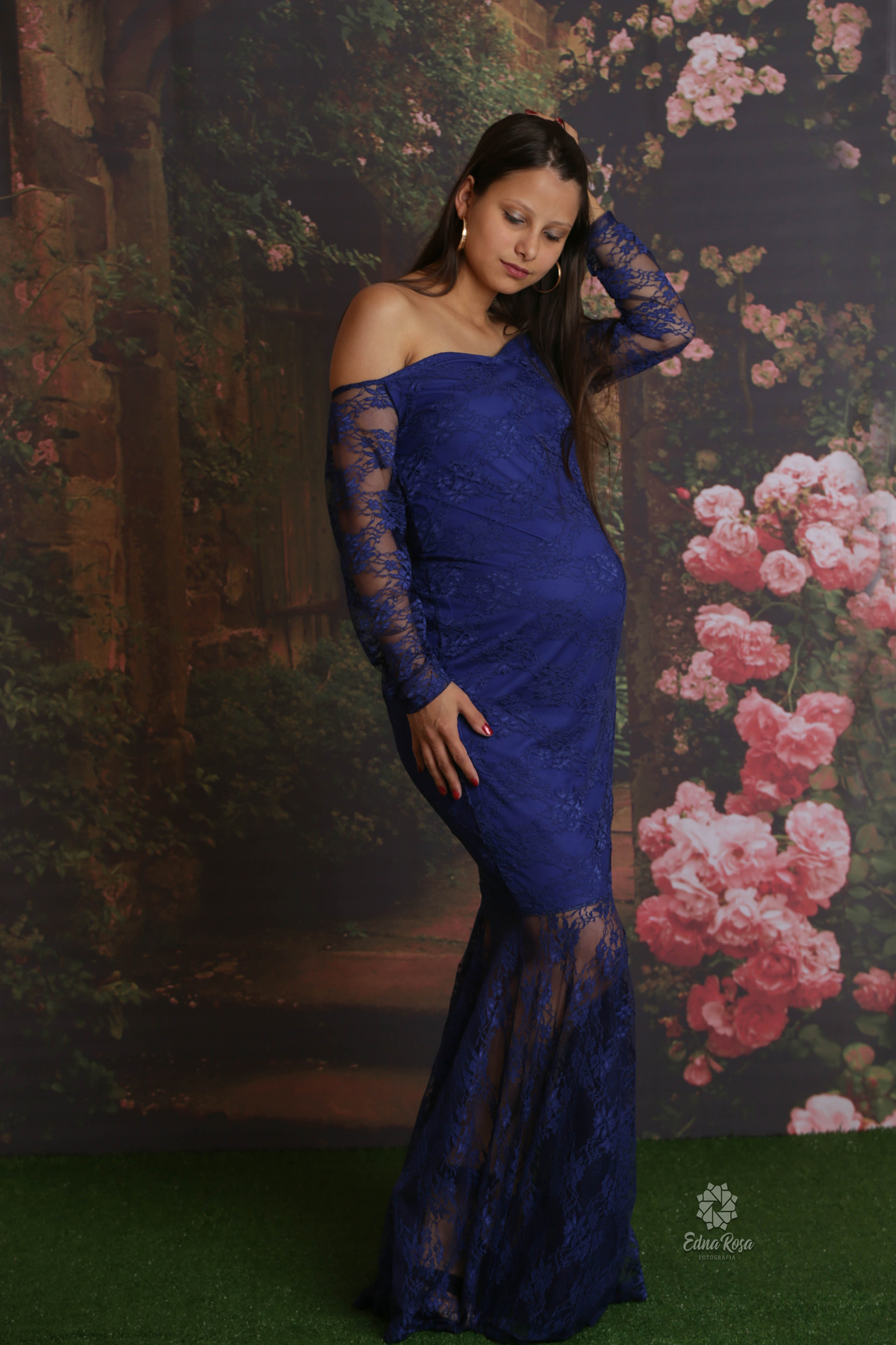 Fotografia de gravida usando figurino azul royal 