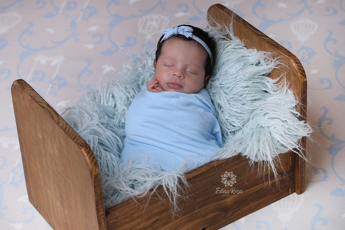 foto do recém-nascido dentro de um caixote  usando roupinha azul bebê no estúdio Edna Rosa Fotografia - Sao Paulo Sp