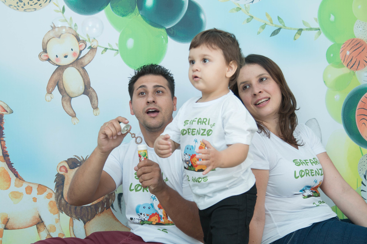 no estúdio Edna Rosa Fotografia no Jardim paulista -Sâo Paulo Capital. Motivo safari. Lorenzo papai e mamãe se divertiram muito comas  bolinas de sabão. 