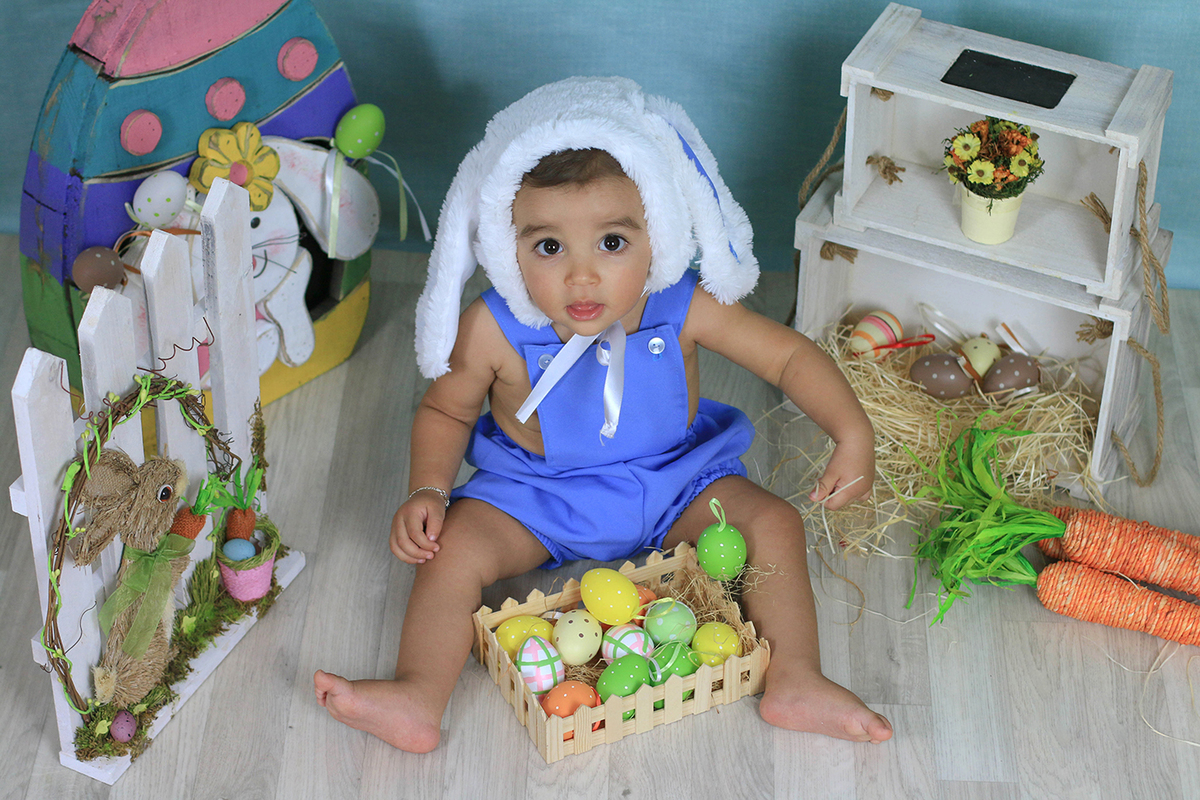 Mini ensaio de páscoa no estúdio Edna Rosa Fotografia. Bebê brincando com ovos coloridos.