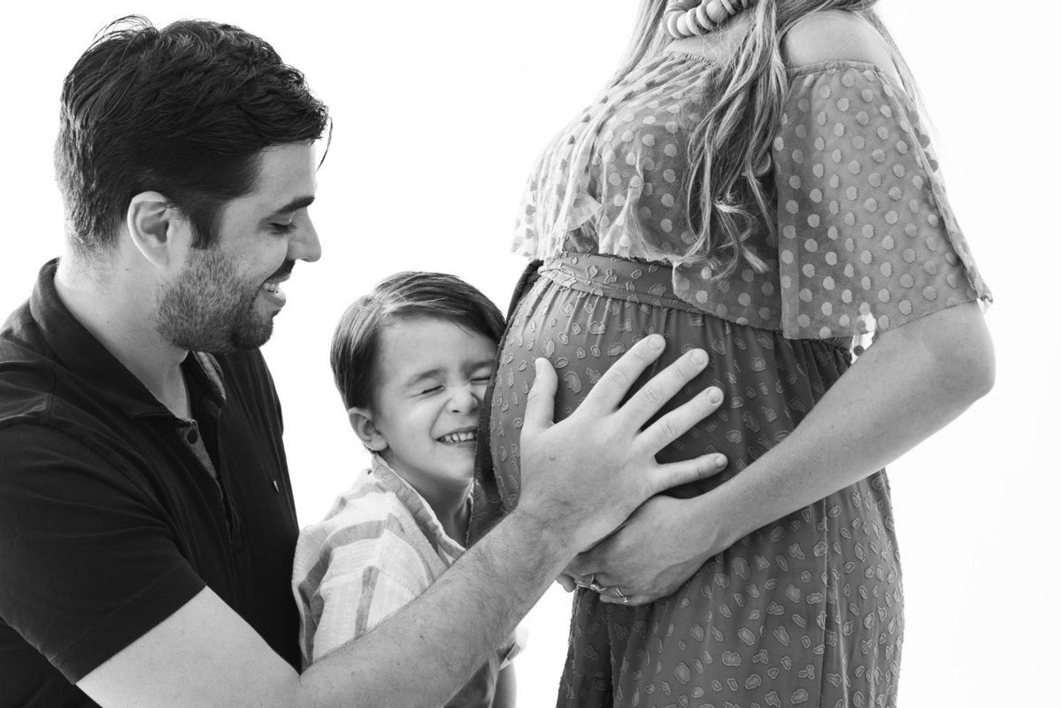 ensaio de grávida com marido e filho mais velho