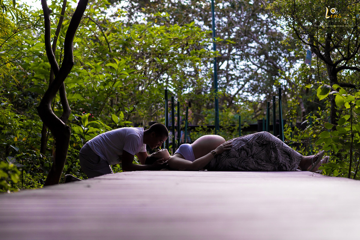 por do sol com casal de beijando