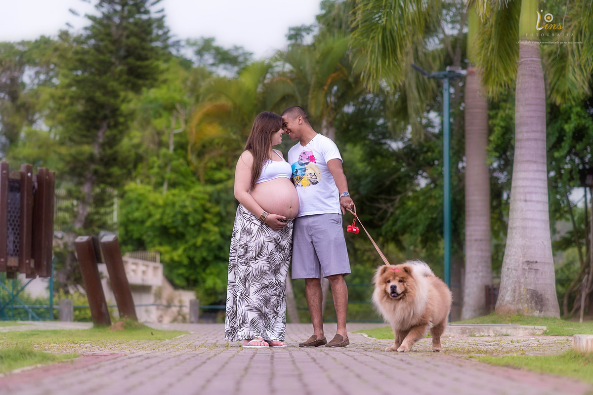 casal se divertindo com seu dog
