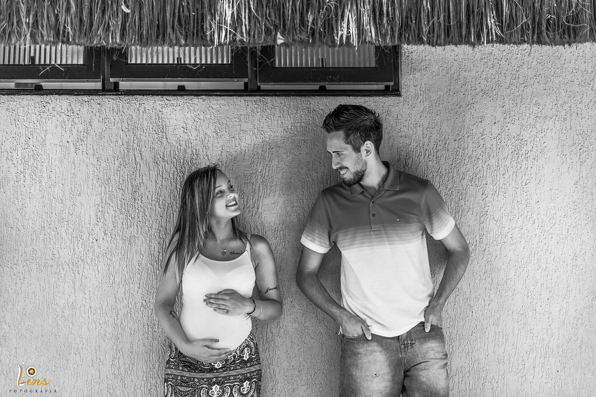 casal se olhando e sorrindo gestante feliz