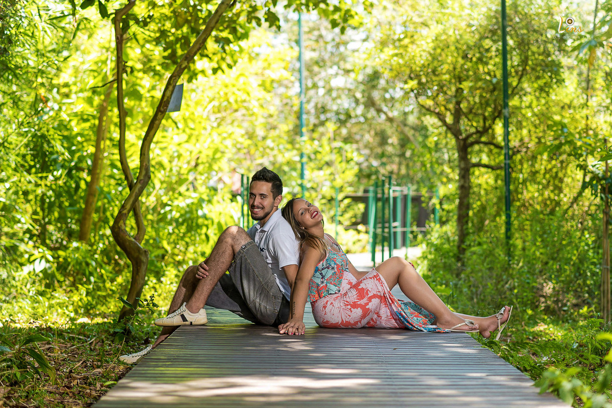 casal de gestante sorrindo e sentados conversado