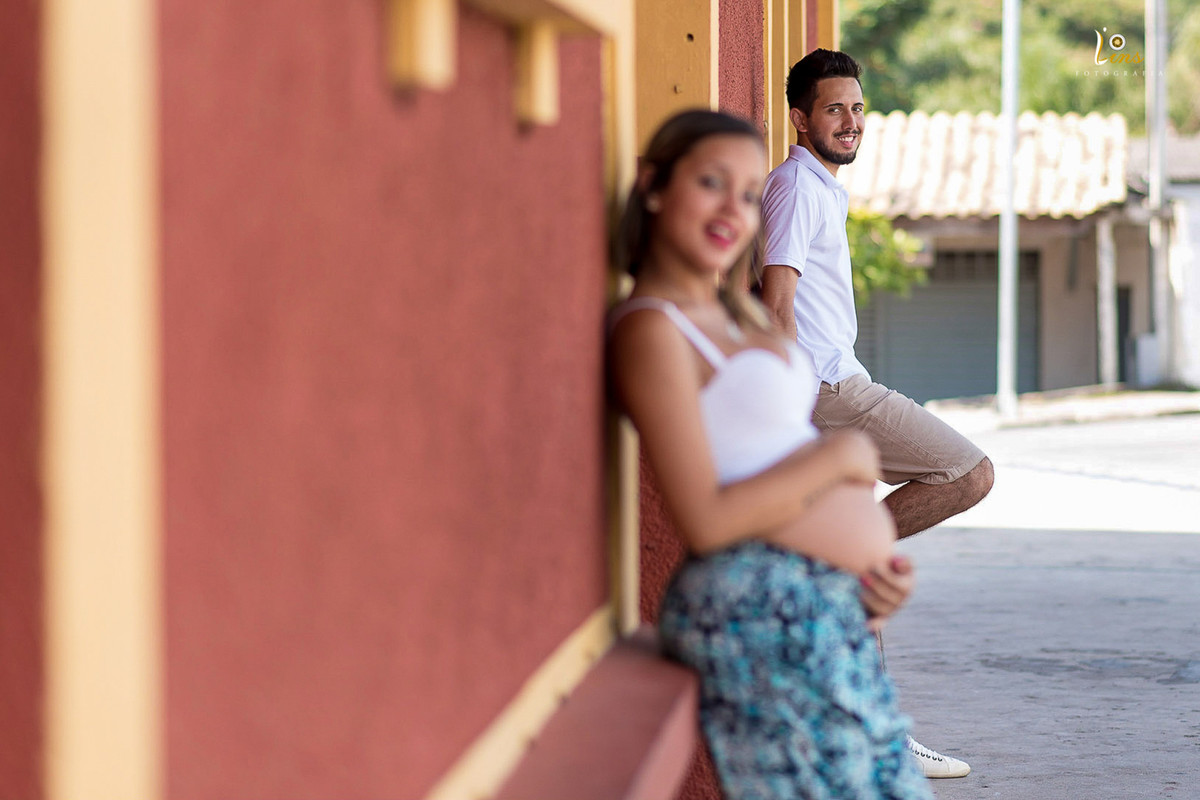 descoque na gestante e foco no pai sorrindo