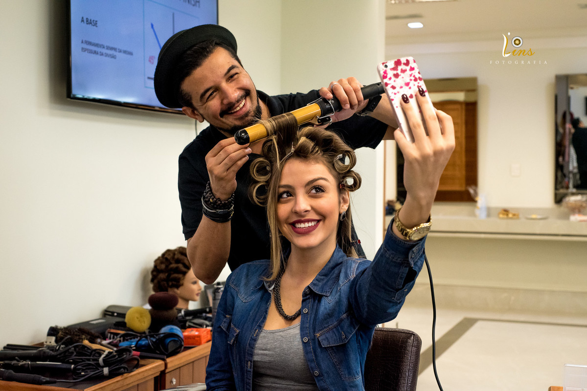 Selfie com cabeleireiro enquanto preparando seu bob