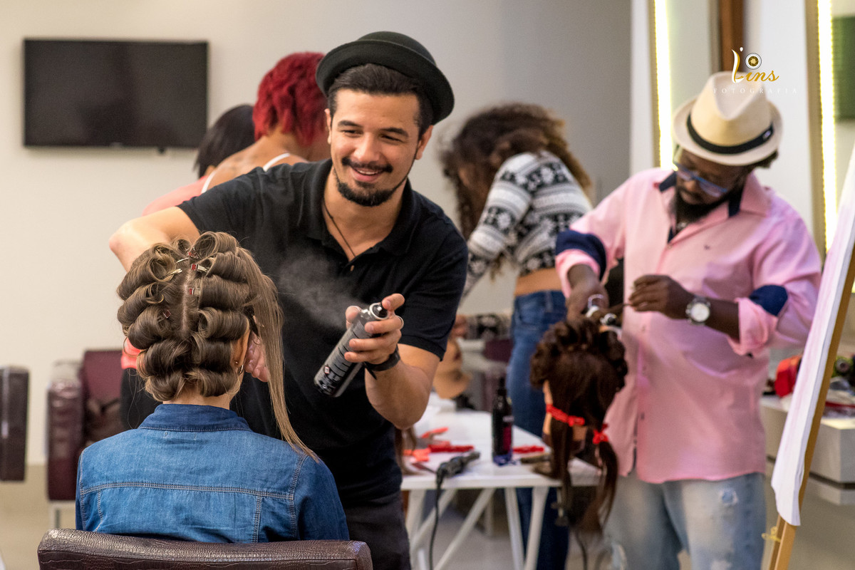 Sorriso do hairstylist Wagner Macedo preparando mais um belo penteado