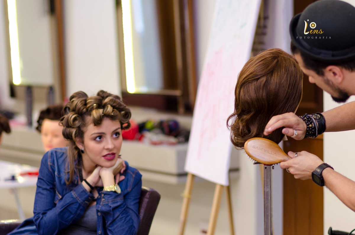 modelo olhando novo penteado