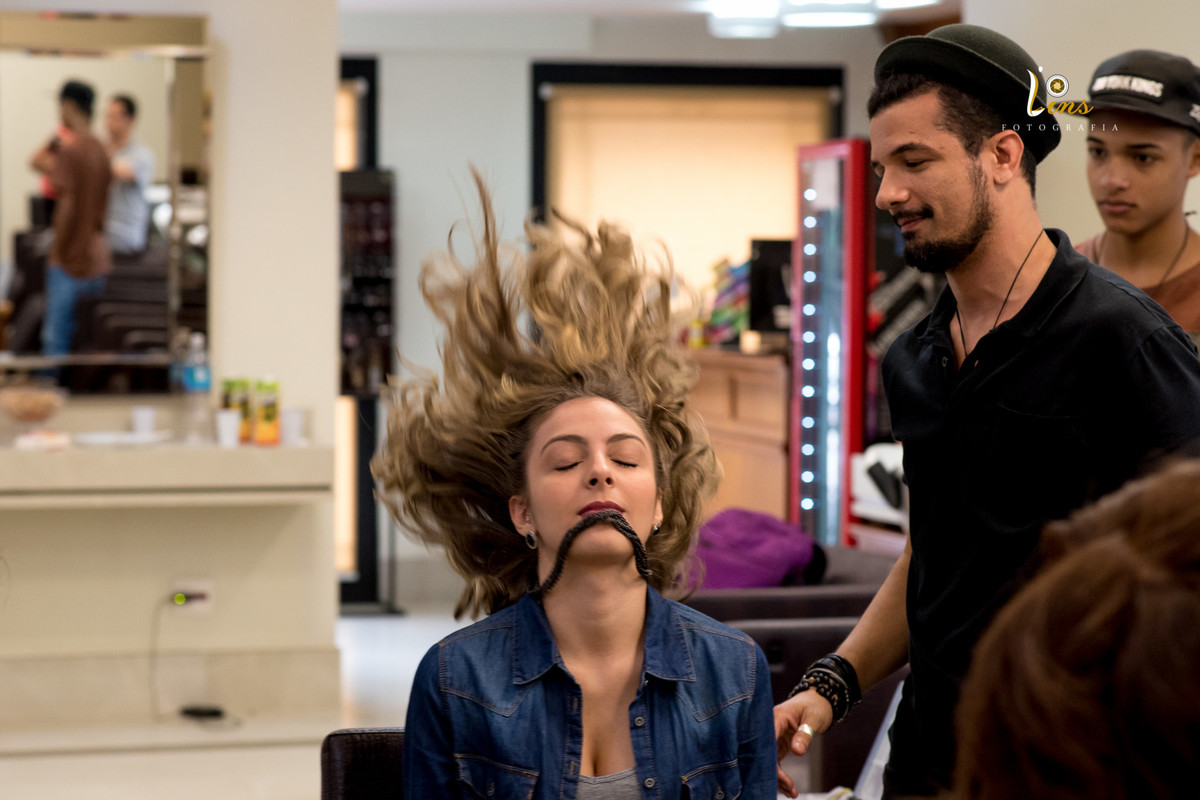 modelo jogando seu cabelo