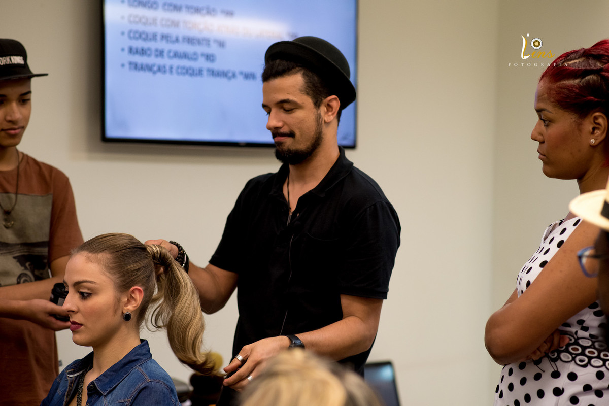 preparando o cabelo para rabo de cavalo
