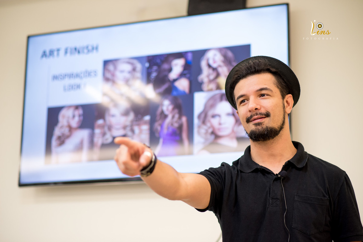 Wagner Macedo palestrando no salão Monde K