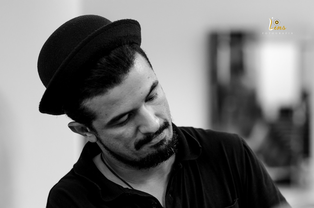 hairstylist Wagner Macedo concentrado em seu traablho