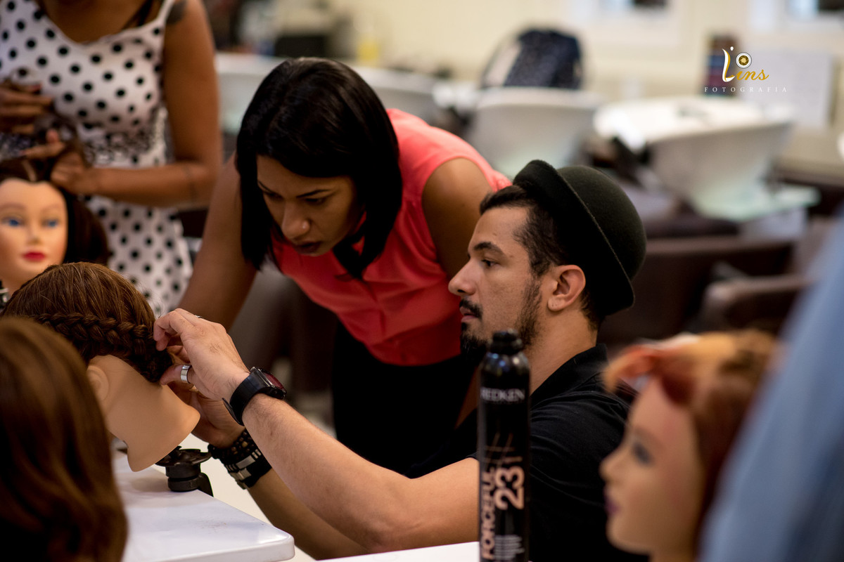 aluno concentrado com trança no cabelo