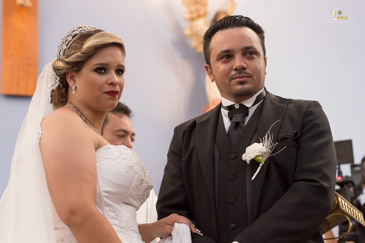 casal aguardando a entrada das alianças