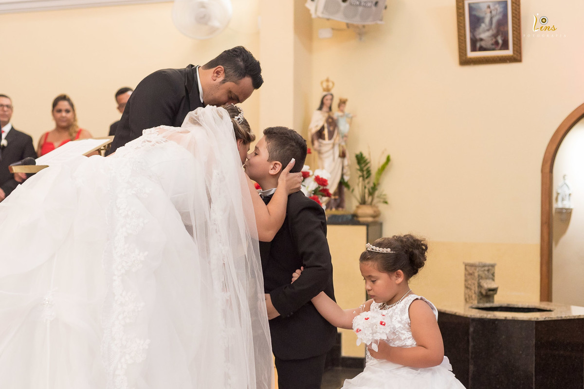 beijo de filha na mãe