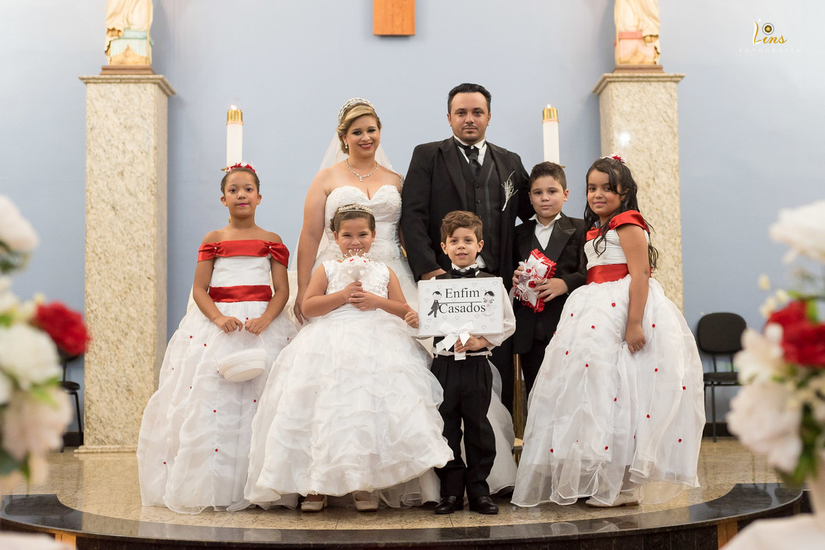 pagens no altar com casal