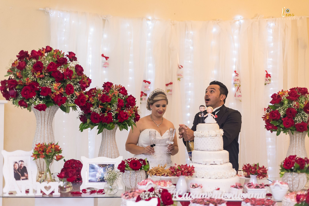 casal na mesa do bolo