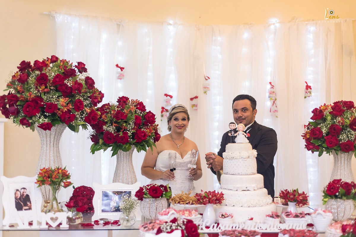casal estourando champagne