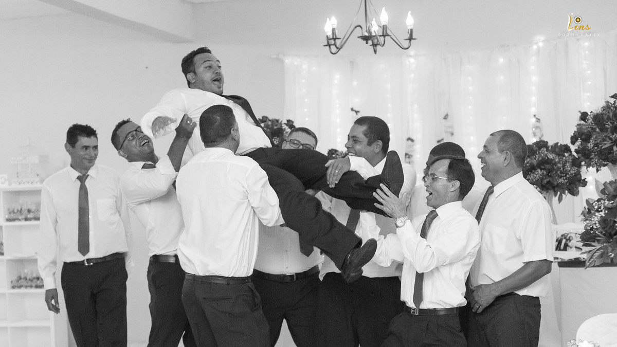 padrinhos jogando noivo para o alto