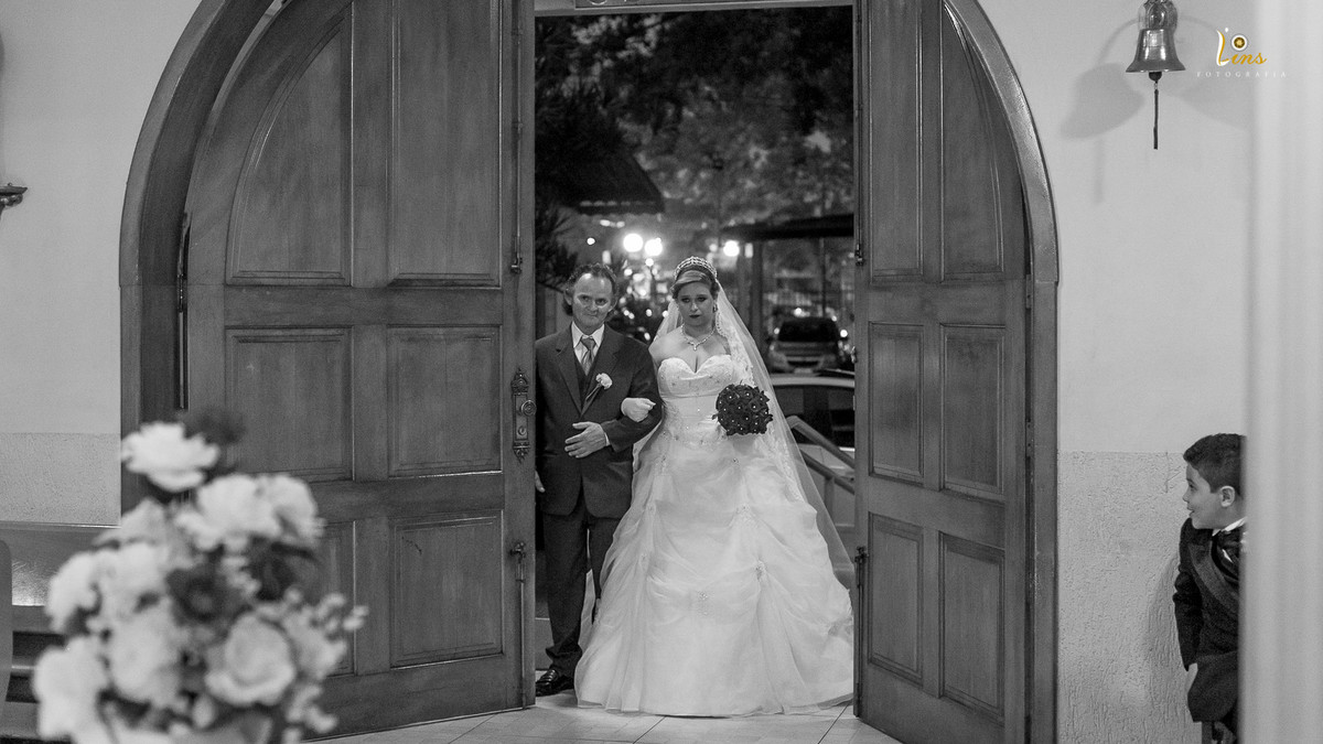 Portas abrindo para noiva entrar