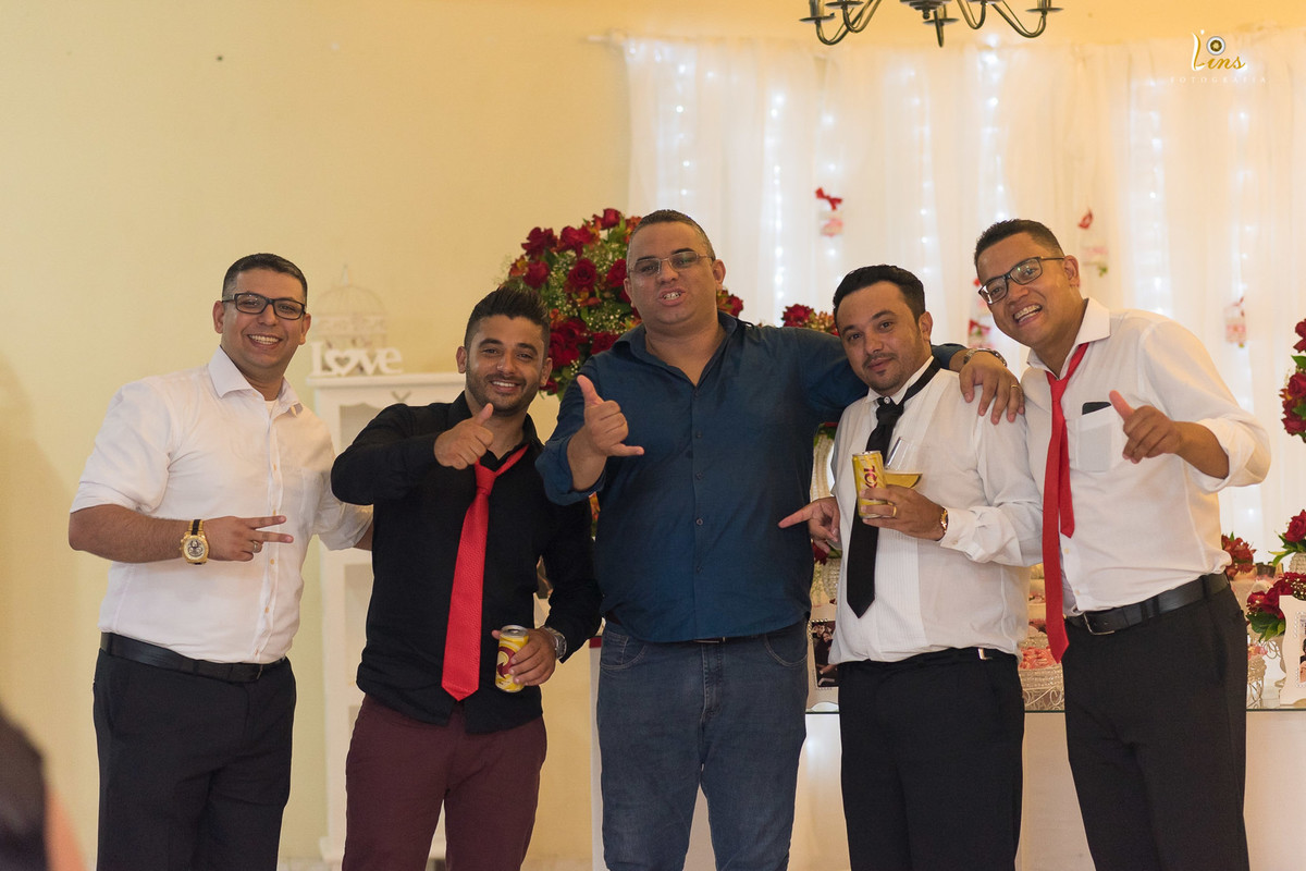 amigos em frente a mesa do bolo