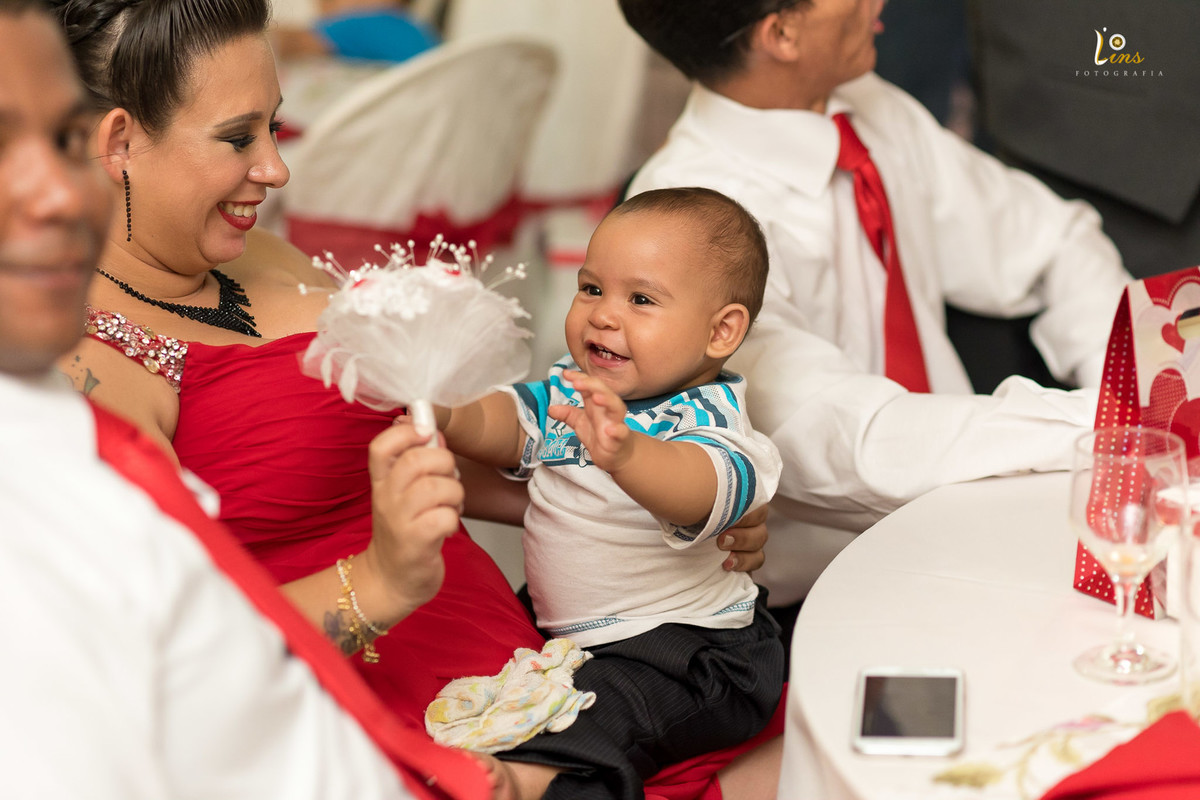criança pequena brincando com decoração de festa