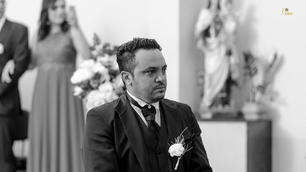 noivo aguardando a entrada da noiva