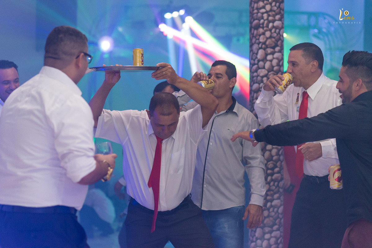 padrinhos dançando na balada