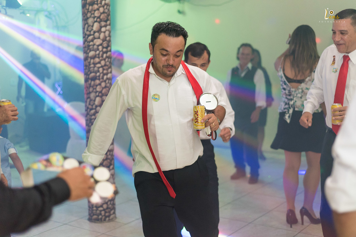 noivo entrando na roda de dança