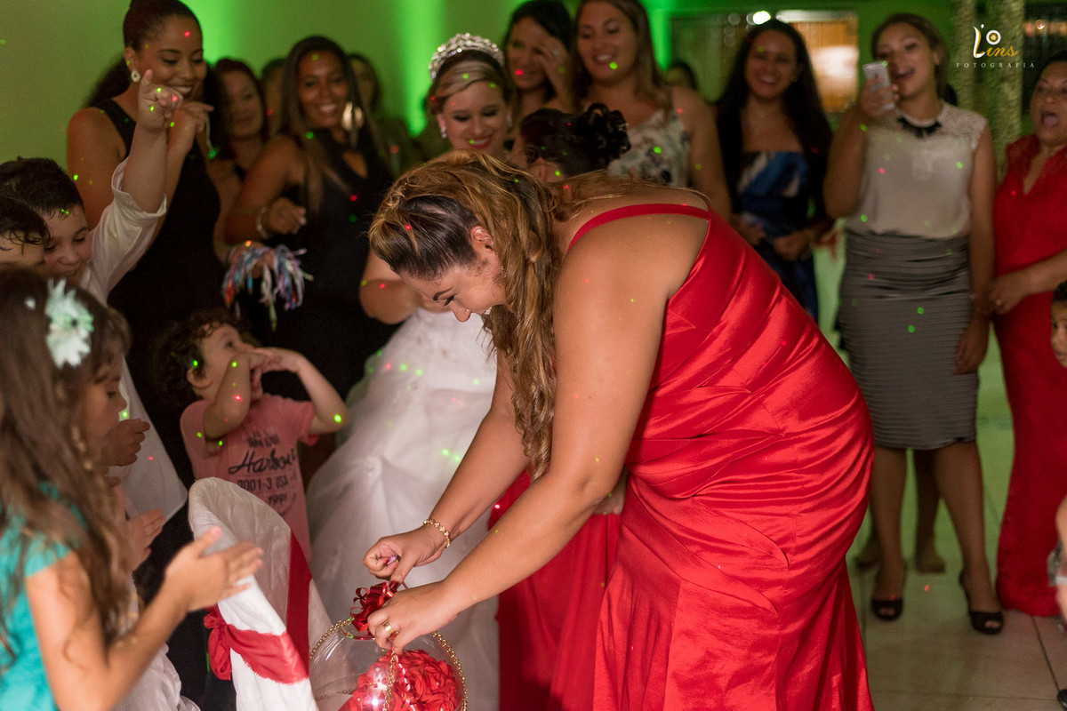 madrinha encontra a chave e pega o buque