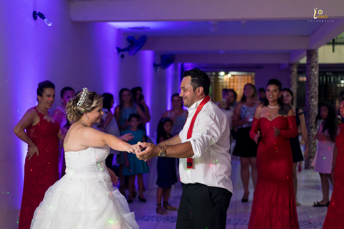 casal dançando na pista do Dj