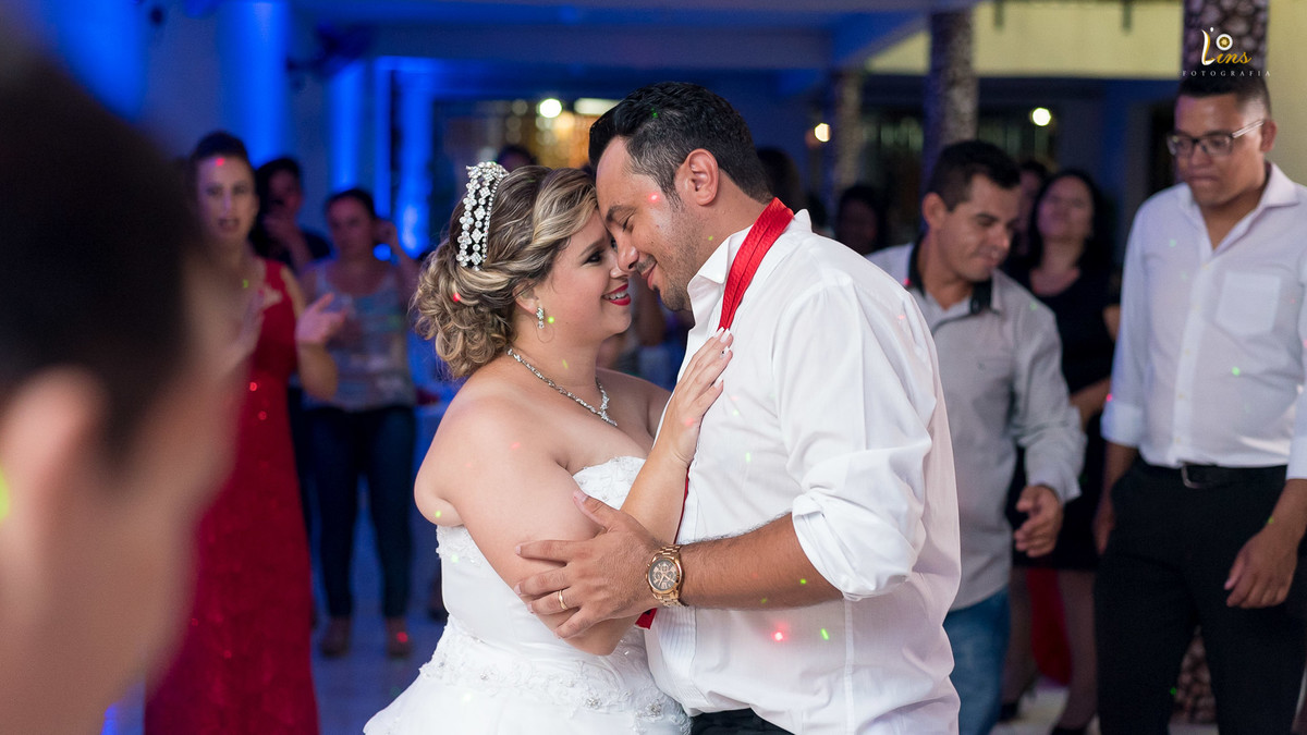 sorriso e abraço do casal enquanto dançam