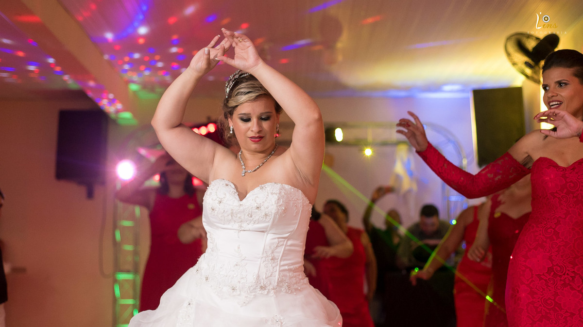 noiva se apresentando junto com as madrinhas