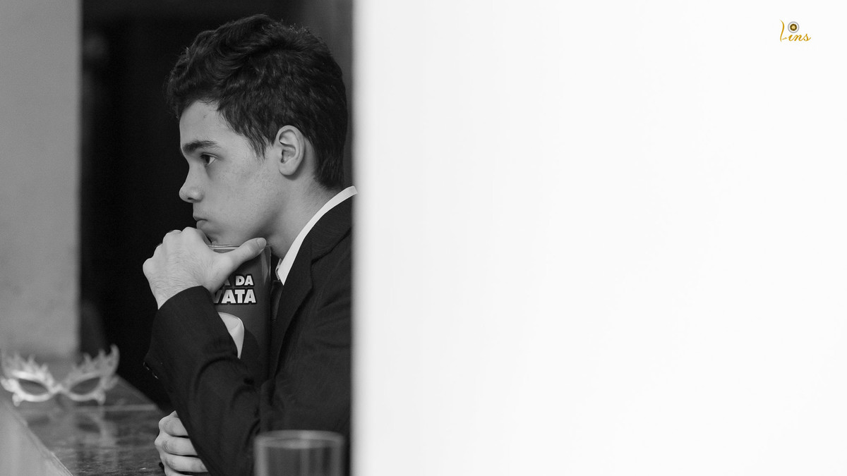 filho observando a dança dos pais