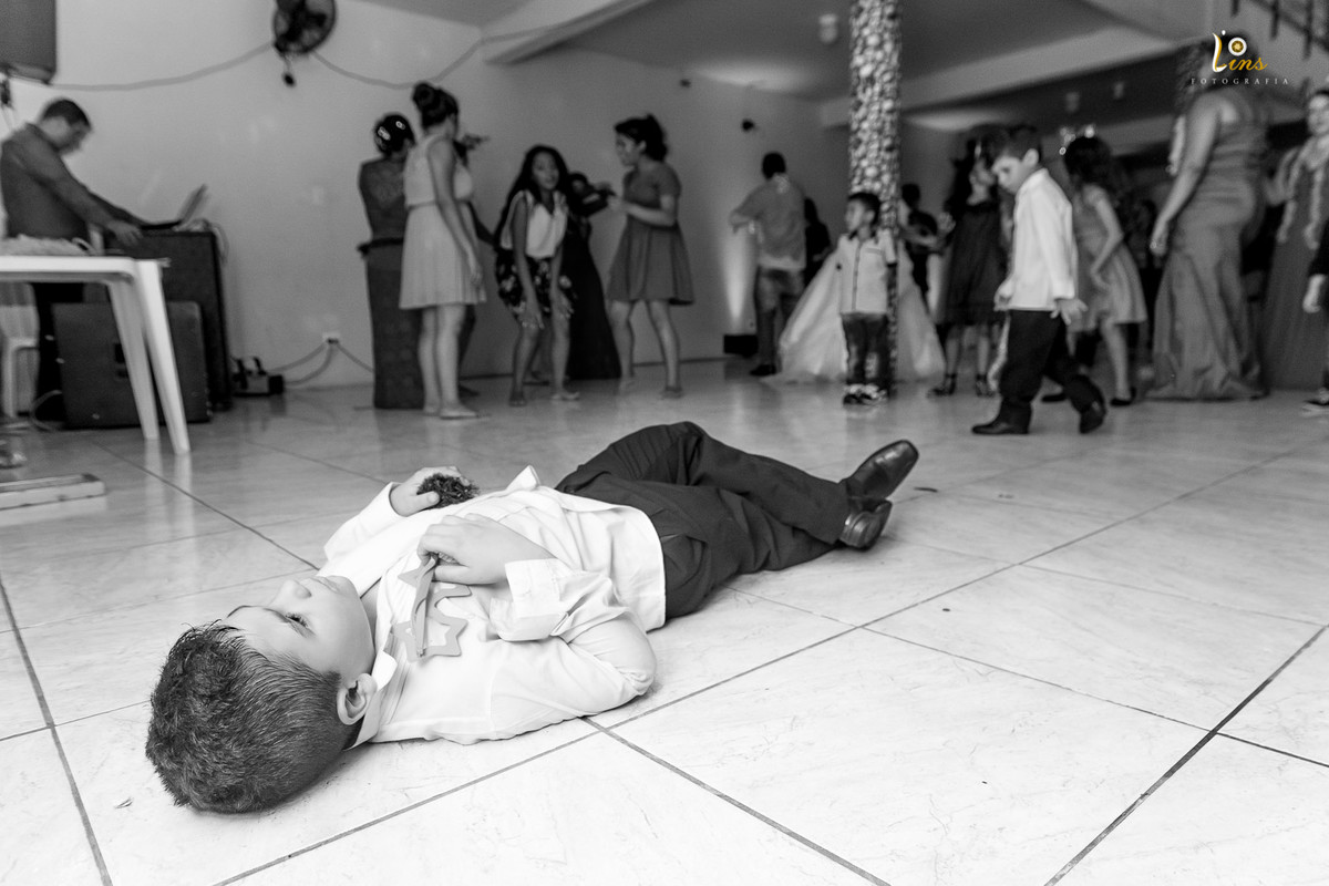 garoto deitado no meio da fetsa