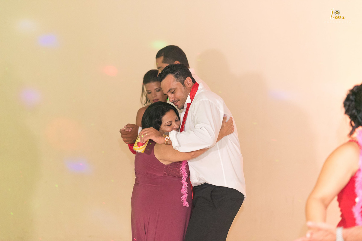 mae e filho ( noivo ) dançando na  pista