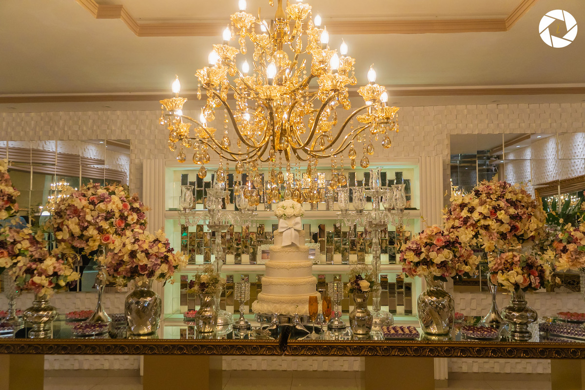 Casamento_Fotografo de Casamento_Cinegrafista de Casamento_ Espaço_Recanto Miami_Local Lindo_Cerimonia de Casamento_Guarulhos_Lagoa Azul_Decoração_Fotos Jornalisticas_Lustres_casal_Foto_mesa do bolo